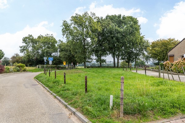 Foto - Te koop: Instapklaar gemoderniseerde geschakelde 2 onder 1 kap woning met voldoende woonoppervlakte, garage, berging en tuin in Simpelveld (Huls)